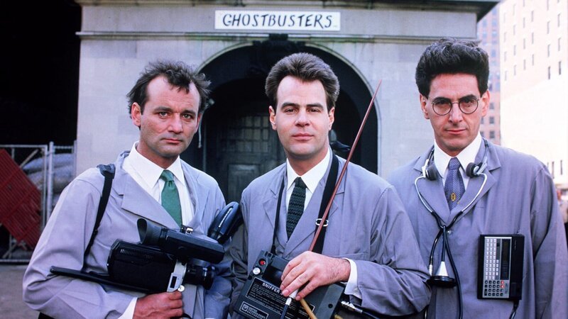 Nach einem holprigen Start steigt die Nachfrage nach den Geisterjägern Dr. Peter Venkman (Bill Murray, l.), Dr. Raymond „Ray“ Stantz (Dan Aykroyd, M.) und Dr. Egon Spengler (Harold Ramis, r.) immer mehr. – Bild: ZDF, Michael Ginsburg, Gemma La Mana Nach einem holprigen Start steigt die Nachfrage nach den Geisterjägern Dr. Peter Venkman (Bill Murray, l.), Dr. Raymond „Ray“ Stantz (Dan Aykroyd, M.) und Dr. Egon Spengler (Harold Ramis, r.) immer mehr. – Bild: ZDF, Michael Ginsburg, Gemma La Mana