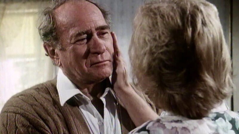 In Marthas (Patricia Smith, r.) Traum wird Hale (Darren McGavin, l.) mit schmerzlichen Gefühlen konfrontiert. – Bild: Bibel TV