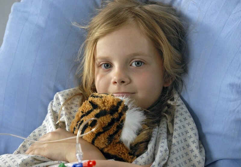 Luisa (Paula Hartmann), Christophs kleine Patientin, geht es augenscheinlich besser und sie freut sich auf das Wochenende mit Susanne und Christoph. – Bild: BR/​ARD/​Christa Köfer