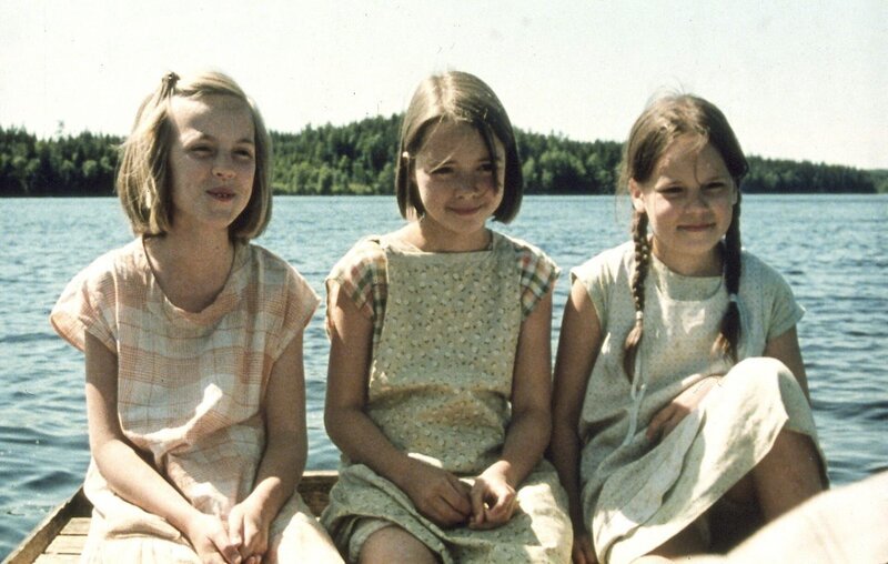 Die drei Freundinnen Inga (Anna Sahlin, l.), Britta (Ellen Demerus, M.) und Lisa (Linda Bergström, r.) auf dem Weg zu einer Insel im See, auf der angeblich wertvolle Perlen versteckt sind. – Bild: Taurus