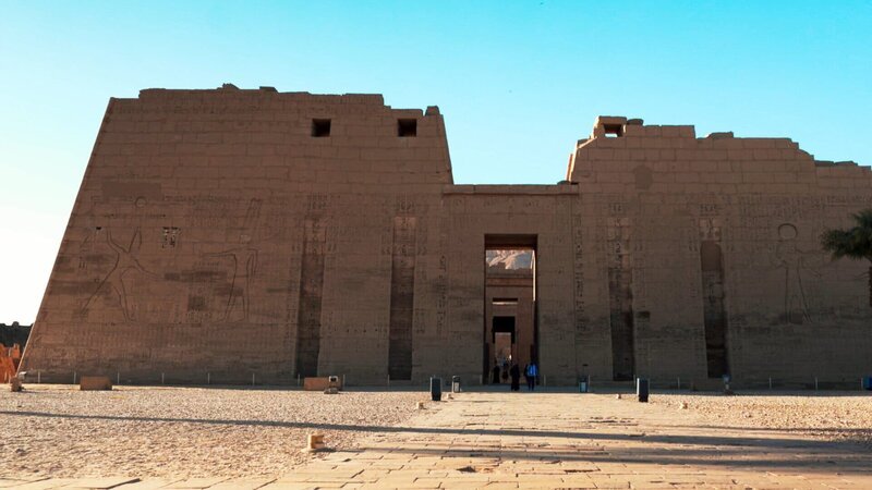 Der Totentempel von Ramses III. im ägyptischen Medinet Habu. Hier lassen sich noch Hinweise auf die möglichen Mörder von Ramses III. finden. – Bild: ZDF und Chris Valentien /​ Story House Productions
