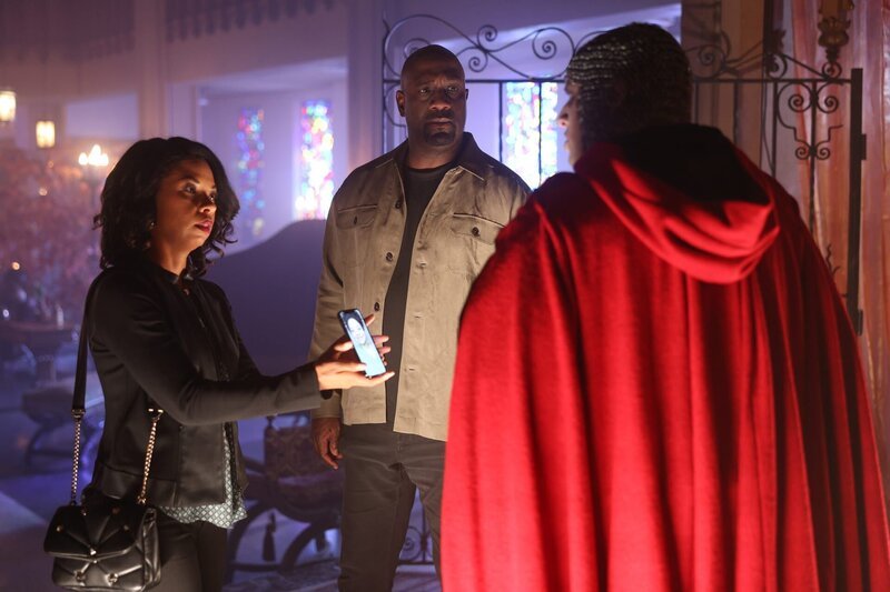 Officer Grey (Richard T. Jones, M.) und seine Frau Luna Grey (Angel Parker, l.) suchen in einer Kirche in New York nach ihrer Tochter und befragen die dortigen Menschen nach möglichen Hinweisen. – Bild: ZDFneo