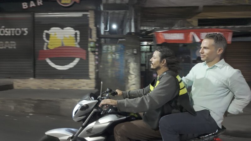 ZDF-Korrespondent Christoph Röckerath (r.) unterwegs in den engen Straßen einer Favela. – Bild: ZDF und Zeljko Pehar