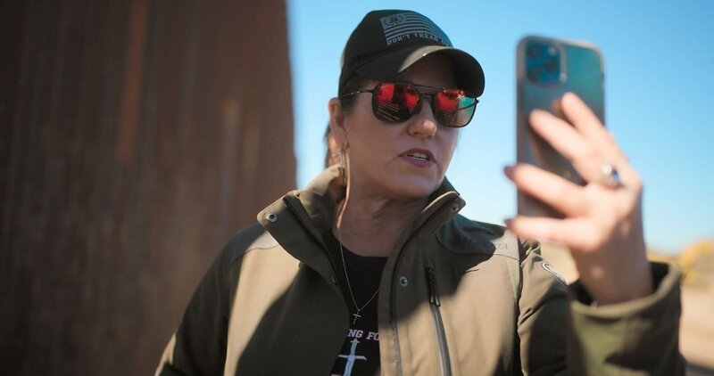 Für die von ihr gegründete Organisation „Women Fighting for America“ berichtet Christie Hutcherson regelmäßig von der Grenze zwischen den Vereinigten Staaten und Mexiko. – Bild: ZDF und Mindhouse Productions Für die von ihr gegründete Organisation „Women Fighting for America“ berichtet Christie Hutcherson regelmäßig von der Grenze zwischen den Vereinigten Staaten und Mexiko. – Bild: ZDF und Mindhouse Productions