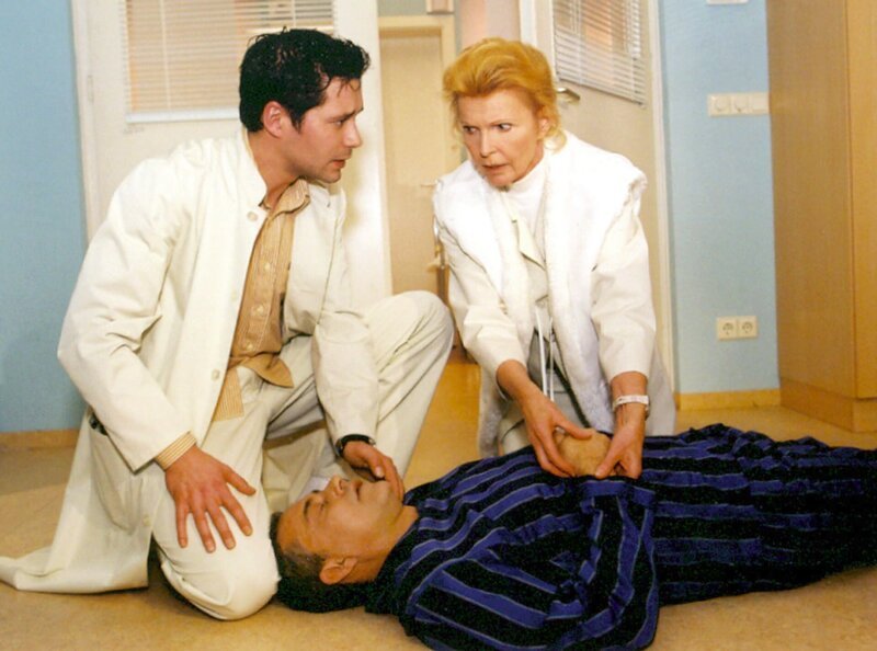 Als Arzus Vater Klaus Ritter (Rolf Kanies) in der Sachsenklinik zusammenbricht, geraten Philipp (Thomas Koch) und Oberschwester Ingrid (Jutta Kammann) in Panik. – Bild: MDR/​Krajewski