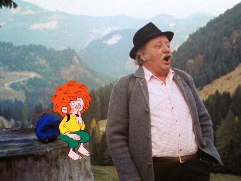 Meister Eder geht mit seinem Neffen und dem Pumuckl wandern. Diesmal ist es nicht Pumuckl, sondern der Neffe, der Meister Eder Sorgen bereitet. Auch der Pumuckl ärgert sich und wirft den Hut des Neffen den Hang hinunter. Bald erweist sich Pumuckls Tat als Rettung für die Bergwanderer … – Bild: BR/​Infafilm GmbH