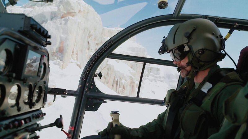 Ein Rettungshubschrauber sucht – Bild: Bergblick