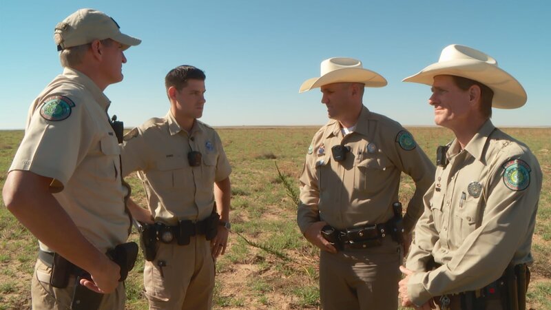 Wardens Sims, Stewart, Spencer, and Collins talk in a field – Bild: DMAX