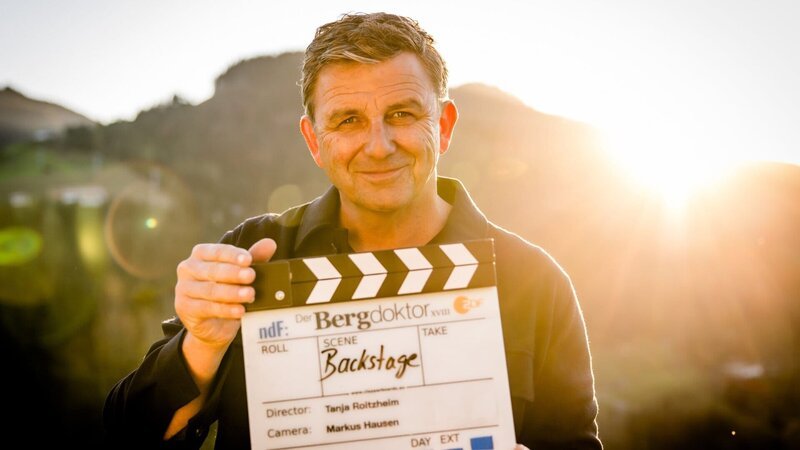Hans Sigl spielt den Bergdoktor Martin Gruber jetzt schon in der 18. Staffel. – Bild: ZDF und Nadine Rupp
