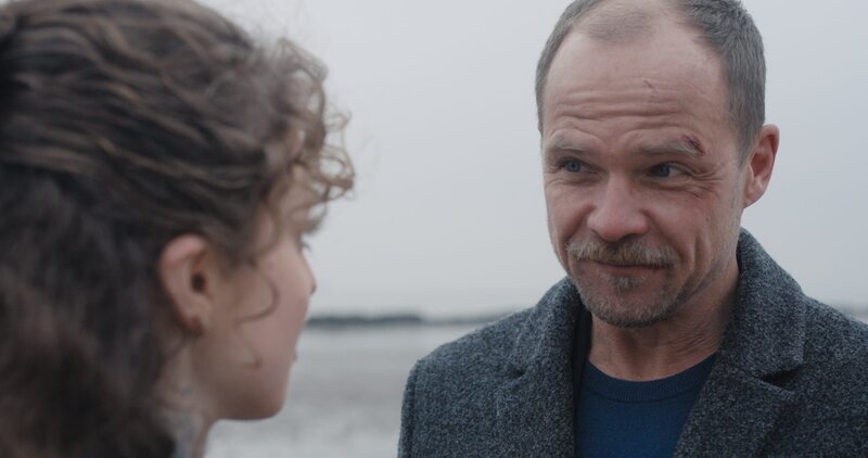 Für Jule Weller (Lydia Maria Makrides) ist Maximilian Fenrich (Matthias Koeberlin) der Mann des Lebens. – Bild: Helmut Pirnat