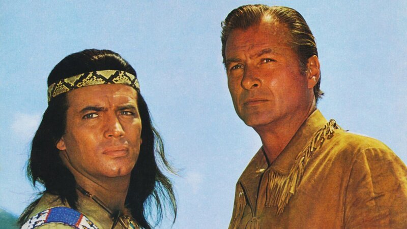 Nachdem sie Seite an Seite gekämpft haben, werden Winnetou (Pierre Brice, l.) und Old Shatterhand (Lex Barker, r.) Blutsbrüder. – Bild: ZDF und Tobis Film Nachdem sie Seite an Seite gekämpft haben, werden Winnetou (Pierre Brice, l.) und Old Shatterhand (Lex Barker, r.) Blutsbrüder. – Bild: ZDF und Tobis Film
