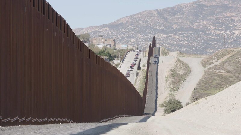 Traffic builds up as HSI tracks a suspect. – Bild: National Geographic