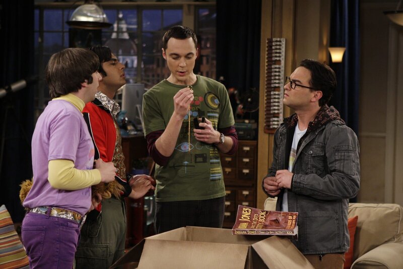 Leonard (Johnny Galecki, r.), Sheldon (Jim Parsons, 2.v.r.), Rajesh (Kunal Nayyar, 2.v.l.) und Howard (Simon Helberg, l.) erstehen auf dem Flohmarkt eine Kiste, in der sich neben viel Schrott noch etwas anderes befindet: Gollums Ring, das Original-Requisit des Films „Der Herr der Ringe“. Es entbrennt ein heftiger Streit darum, wem der Ring gehört … – Bild: Warner Bros. Television Lizenzbild frei