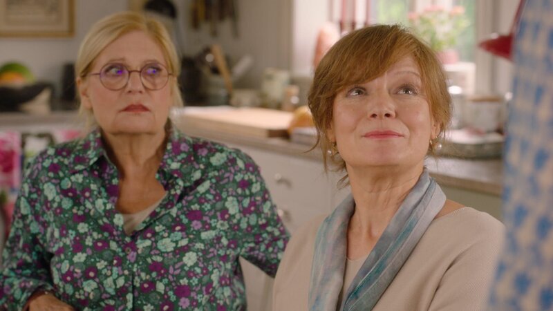 Emma (Sabine Postel, l.), Lindas Oma, und die renommierte Ärztin für Neurochirurgie Agneta (Marion Mitterhammer, r.) verbindet ein gut gehütetes Geheimnis aus der Vergangenheit. – Bild: ZDF/​Sabine Berchter