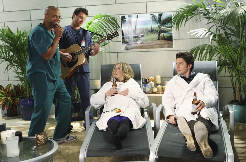 J.D. (Zach Braff, r.) will mehr Zeit mit Elliot allein verbringen, bevor das Baby zur Welt kommt, doch Elliot (Sarah Chalke, 2.v.r.) ist zu beschäftigt. Daraufhin hat er eine ganz besondere Überraschung für sie und wird dabei von Turk (Donald Faison, l.) und Drew (Michael Mosley, 2.v.l.) unterstützt … – Bild: Touchstone Television Lizenzbild frei