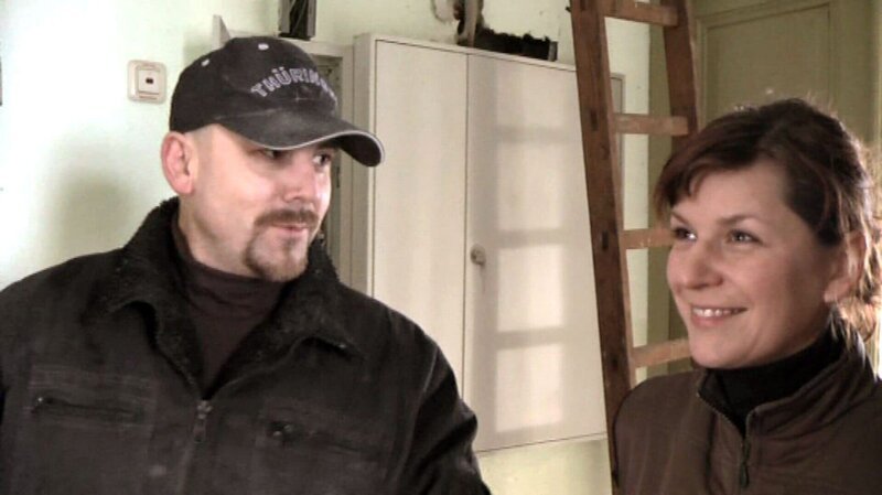 Maik (43) und seine Freundin Sandra (33) sind auf der Suche nach einem neuen Zuhause. Als Sandra eine alte Schule im Internet findet ist Maik sofort begeistert.. – Bild: RTL II