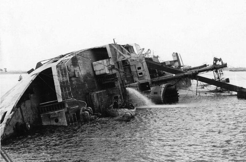 Das Motorschiff (MS) „Magdeburg“ liegt nach der Kollision mit dem japanischen Frachter „Yamashiro Maru“ in der Themse. – Bild: MDR/​Erich Heitmann