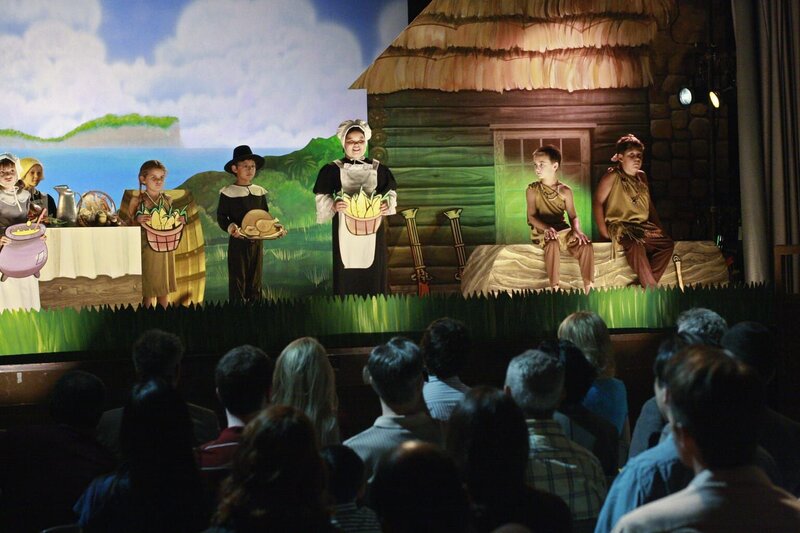 Als Juanita (Madison De La Garza, M.) während einer Schulaufführung flucht, will der Direktor die Kleine von einem Thanksgiving-Umzug ausschließen. Gabrielle will dies verhindern, erreicht jedoch nur, dass Juanita von der Schule geworfen wird … – Bild: ProSiebenSat.1 Media SE