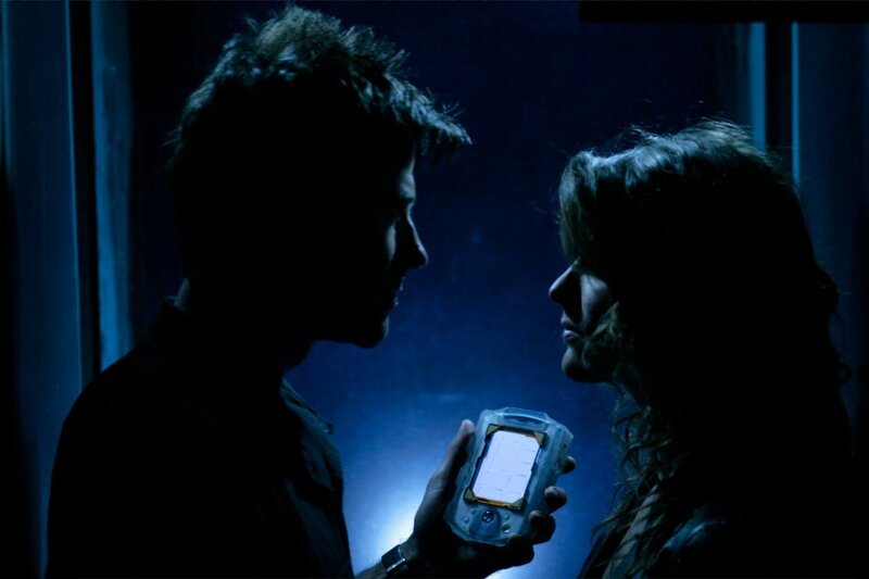 Sheppard (Joe Flanigan, li.) zeigt Larrin (Jill Wagner, re.) die Signatur der Wraith … – Bild: MGM ©SYFY Photocredit Mandatory, Editorial Use Only, NO archive, NO Resale