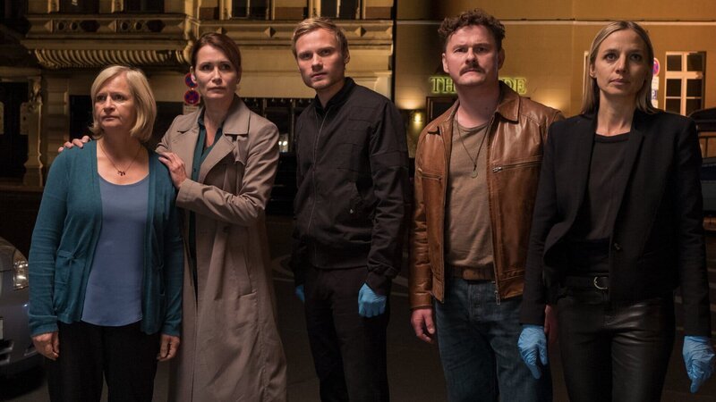 Von links: Heidi (Johanna Gastdorf), Maike (Anja Kling), Linus (Anton Spieker), Christoph (Shenja Lacher) und Pia (Annika Blendl). – Bild: ZDF und Oliver Vaccaro