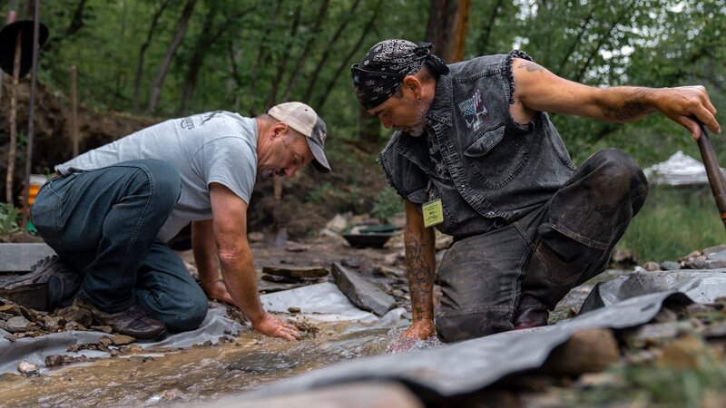 L-R: Dave Turin and pirate Mike Penwell hunt for gold in South Dakota. – Bild: Warner Bros. Discovery