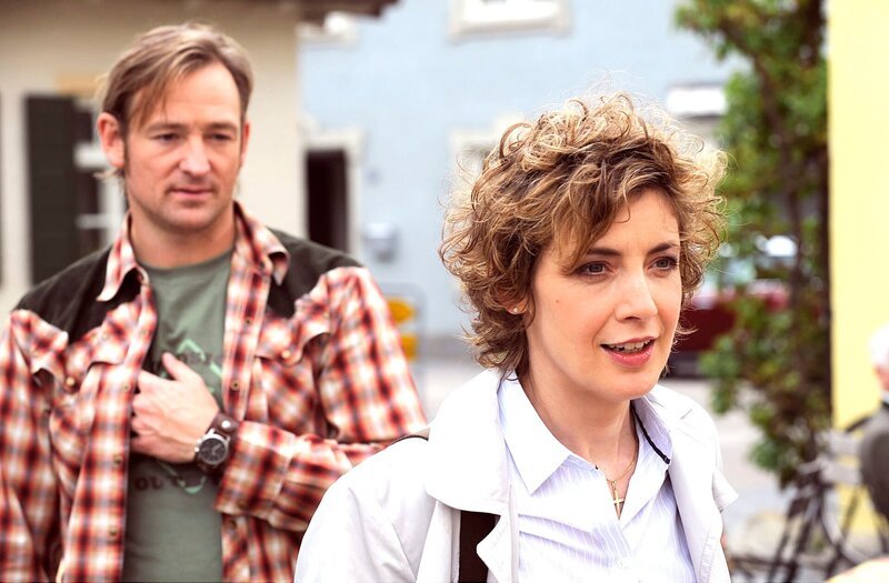 Maria versucht, Gregor aus dem Weg zu gehen. Von links: Gregor Brunner (Holger M. Wilhelm) und Maria Kirchleitner (Daniela März). – Bild: BR