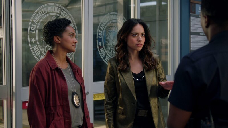 Detective Nyla Harper (Mekia Cox, l.) und Detective Angela Lopez (Alyssa Diaz, M.) stellen Officer Aaron Thorsen (Tru Valentino, r.) vor eine Herausforderung. – Bild: Honorarfrei – nur für diese Sendung inkl. SocialMedia bei Nennung ZDF und Raymond Liu.