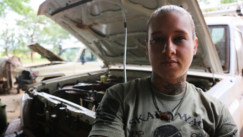 Kinessa helping repair the vehicle in Tanzania. – Bild: Animal Planet