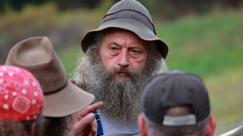 Huckleberry listens as Trapper discusses the investigation. – Bild: Destination America /​ Animal Planet /​ KurtZell