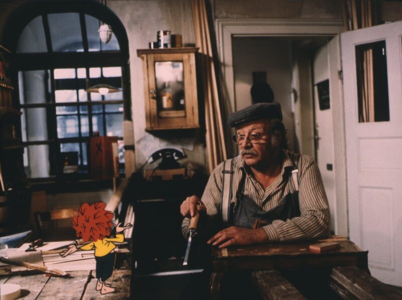 Weil sie den Arm in Gips hat, kann Frau Eichinger bei Meister Eder (Gustl Bayrhammer) nicht putzen. Alles halb so schlimm, denn sie sorgt für eine Vertretung. Pumuckl hofft, dass die „Neue“ nicht so gründlich ist wie Frau Eichinger. Aber da hat er sich schwer getäuscht. Der wird er’s zeigen und ihr entsprechend Angst und Respekt einjagen. – Bild: BR/​Infafilm GmbH/​Original-Entwurf „Pumuckl“-Figur: Barbara von Johnson