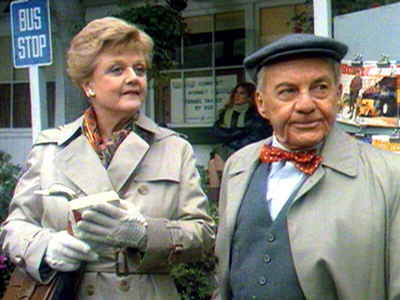 Jessica (Angela Lansbury) möchte mit dem Bus zu einem Bankett. Cyrus Leffingwell (David Wayne) ist einer ihrer Mitreisenden. – Bild: Warner TV Serie