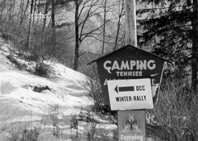 Im tiefsten Winter, wenn der normale Mensch sich bemüht, die Zimmertemperatur auf 20 Grad zu heizen, geben sich in der verschneiten Gebirgslandschaft bei Krün auf dem Campingplatz Tennsee rund 400 Camper ein Stelldichein. Das bedeutet: Morgentoilette im Freien mit kaltem Wasser, Kaffeekochen mit geschmolzenem Schnee, aber auch Schneebar, Liegestühle zum Sonnenbaden, Skifahren am Berg und Schachspielen im Wohnwagen – ein Traum in (Schwarz-)Weiß. – Bild: BR