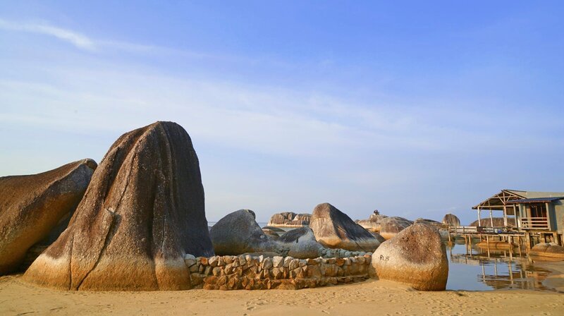 Strand mit Felsformationen auf der Insel Belitung. – Bild: HR/Monika Birk Strand mit Felsformationen auf der Insel Belitung. – Bild: HR/Monika Birk