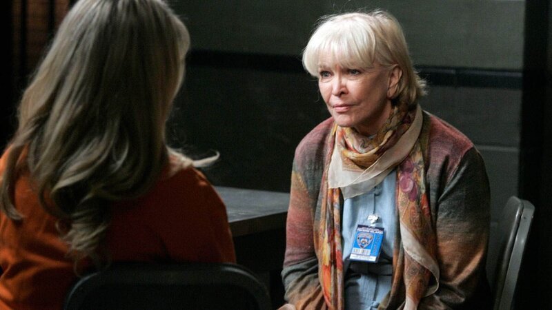 Kann Bernadette Stabler (Ellen Burstyn, r.) ihrer Enkelin Kathleen (Allison Siko) aus der Klemme helfen? Die junge Frau hat ein ernsthaftes Suchtproblem. – Bild: RTL /​ NBC Universal