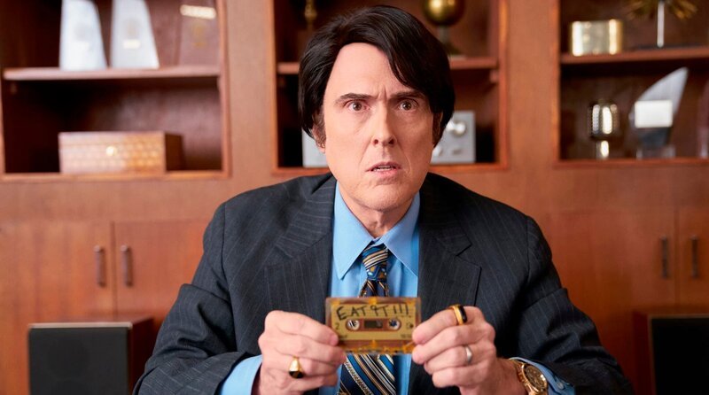 Ben Scotti (Will Forte). Fiktionalisierte Filmbiografie über den US-amerikanischen Musiker und Parodisten Weird Al Yankovic. – Bild: WDR/OneGate Media GmbH Ben Scotti (Will Forte). Fiktionalisierte Filmbiografie über den US-amerikanischen Musiker und Parodisten Weird Al Yankovic. – Bild: WDR/OneGate Media GmbH