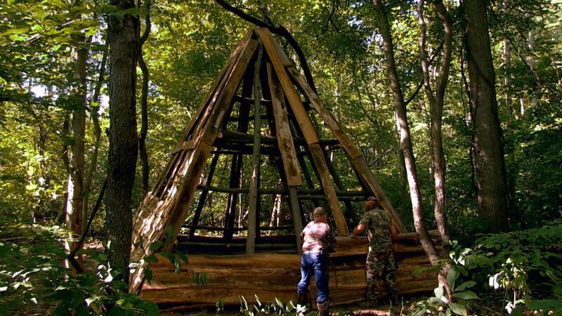 Um mehr über das „Phantom of the Forest“ herauszufinden, starten die Monster-Jäger eine Spurensuche im Wood County. – Bild: Warner Bros. Discovery