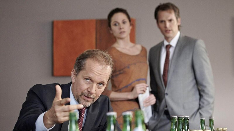 Katja (Ellenie Salvo Gonzalez) und Schoener (Thorsten Feller, l.) haben Berger (Jochen Horst) verdeutlicht, dass er das Spiel um seine tödliche Erkrankung weiterspielen muss um den Geschäftsabschluss zu einem erfolgreichen Ende zu bringen. Und Berger spielt seine Rolle perfekt. – Bild: MG RTL D /​ Guido Engels