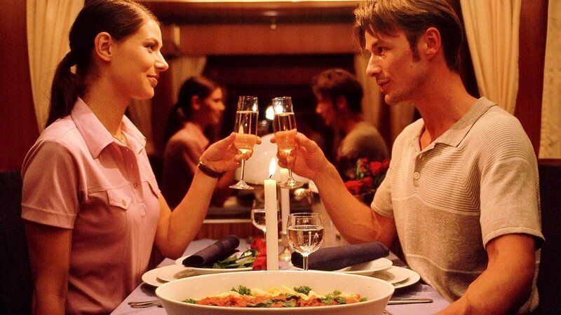 Marco (Thomas Lehmann) überrascht Anna (Stefanie Schmid) mit einem Candlelight Dinner im Speisewagen des Zuges. – Bild: TVNOW / Boris Laewen Marco (Thomas Lehmann) überrascht Anna (Stefanie Schmid) mit einem Candlelight Dinner im Speisewagen des Zuges. – Bild: TVNOW / Boris Laewen