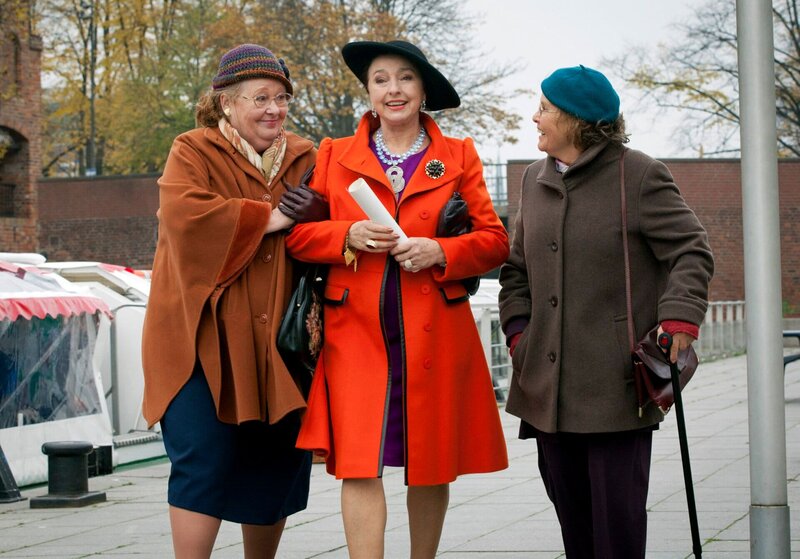 Kiesewetters Tanten Ria (Ulrike Bliefert, l.) und Toni (Petra Kelling, r.) haben eine alte Schulfreundin wiedergetroffen, Marie Guteson (Annelinde Gerstl, M.), eine wohlhabende Dame, die nach 50 Jahren aus New York in ihre Heimatstadt Lübeck zurückgekehrt ist. – Bild: NDR/​Georges Pauly