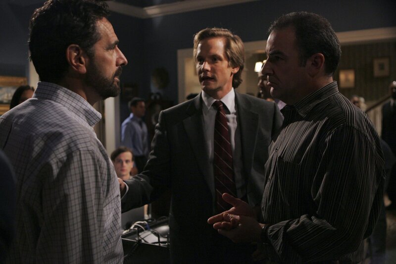 (v.l.n.r.) Evan Davenport (Robin Thomas); Vincent Shyer (Matthew Letscher); Jason Gideon (Mandy Patinkin) – Bild: 2005 CBS BROADCASTING INC. All Rights Reserved. /​ Cliff Lipson Lizenzbild frei