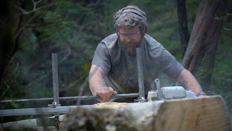Oliver fräst Holz für Troys neue Hütte. – Bild: National Geographic