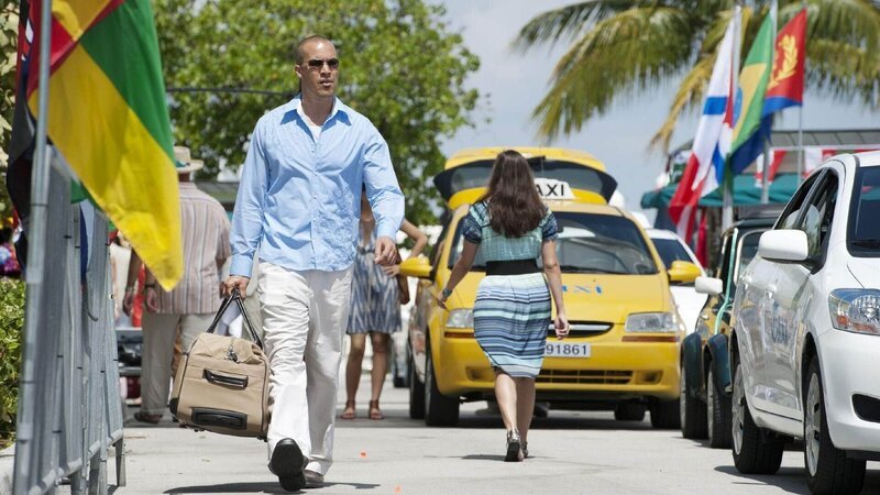 Jesse (Coby Bell) und dessen Freunde gehen, getarnt als Seuchenspezialisten, an Bord eines Kreuzfahrtschiffes. Dort wollen sie einen Mörder zur Rechenschaft ziehen. – Bild: RTL /​ USA Network