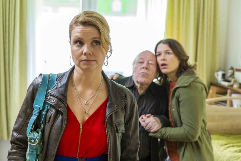 Ein neuer Fall wartet auf Danni (Annette Frier, l.), doch kann sie Jasmin (Meike Droste, r.) und Roland (Jochen Stern, M.) helfen? – Bild: SAT.1 /​ Frank Dicks Eigenproduktionsbild frei