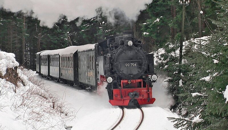 Die Fichtelbergbahn im Erzgebirge. – Bild: SWR/​HR