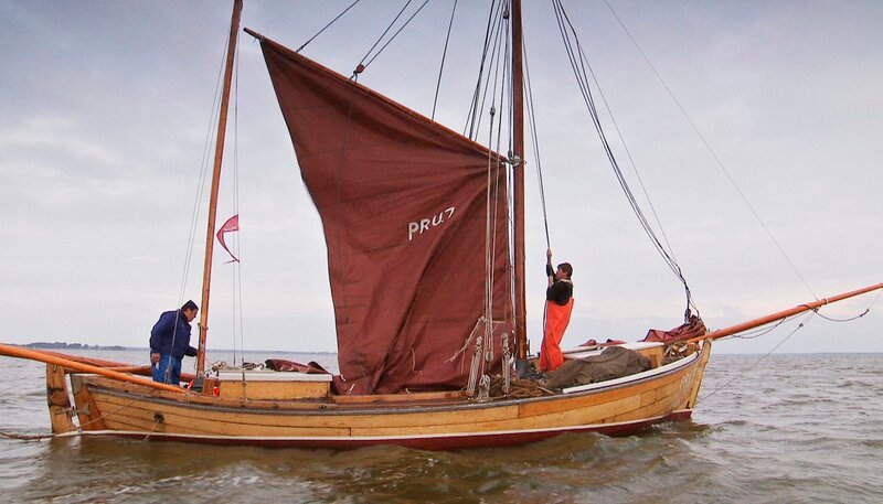 Historischer Zeesboot-Fischer auf dem Saaler Bodden der Halbinsel Fischland-Darß-Zingst. – Bild: NDR/​Manfred Schulz TV & Film