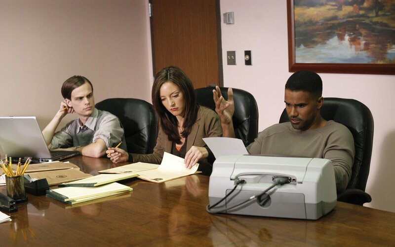 Ein Sniper hat in Illinois bereits drei Schuss-Serien auf Passanten, Park- oder Cafébesucher abgegeben. Reid (Matthew Gray Gubler, l.), Elle Greenway (Lola Glaudini, M.) und Derek Morgan (Shemar Moore, r.) sind dem Täter auf der Spur … – Bild: CBS BROADCASTING INC.