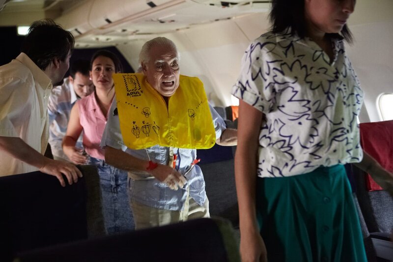 Die Gefahr ist erst gebannt, sobald alle Passagiere das sichere Land unter ihren Füßen haben. (Reenactment) – Bild: Cineflix 2011