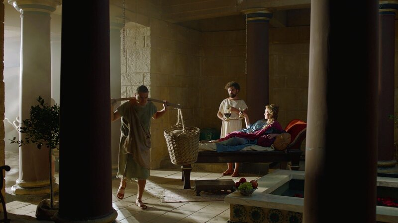 Eine reiche Römerin lässt sich von ihrem Sklaven bedienen. – Bild: ZDF