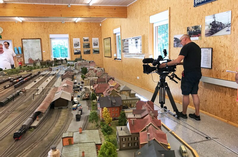 SWR-Kameramann Lorenz Pagés sucht nach der richtigen Perspektive: Motive gibt es in Aalen genug. – Bild: BR/​SWR