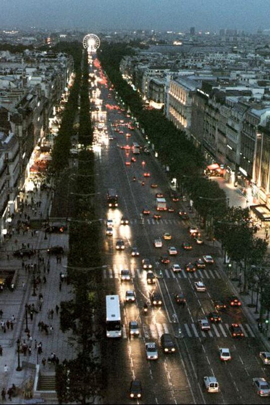 Die Champs Elysées in Paris bei Nacht. – Bild: BR/​SWR/​Morgenthaler